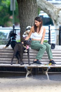 Emily Ratajkowski Sexy TheFappeningBlog.com 4.jpg