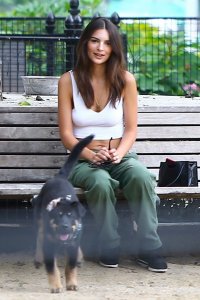 Emily Ratajkowski Sexy TheFappeningBlog.com 10.jpg