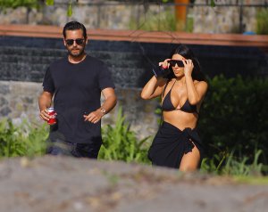 Kim Kardashian & Kourtney Kardashian Sexy TheFappeningBlog.com 29.jpg