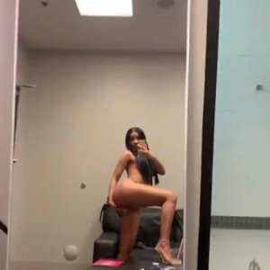 Cardi-B-nude-on-Instagram-talking-about-her-pussy-May-5_thumb15.jpg