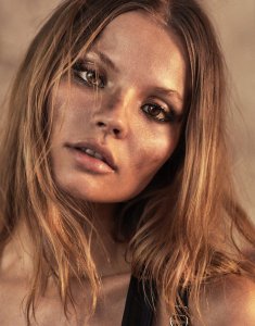 Magdalena Frackowiak Sexy & Topless 2.jpg