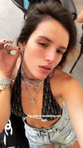 01Bella Thorne Sicilia, Italy Instagram stories cap .jpg