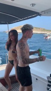 03Bella Thorne Sicilia, Italy Instagram stories cap .jpg