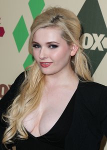 Abigail Breslin Cleavage 12.jpg
