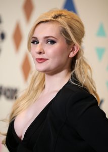 Abigail Breslin Cleavage 21.jpg