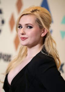 Abigail Breslin Cleavage 22.jpg