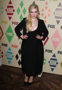 Abigail Breslin Cleavage 27.jpg