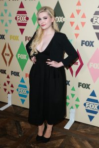 Abigail Breslin Cleavage 25.jpg