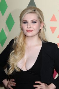 Abigail Breslin Cleavage 26.jpg