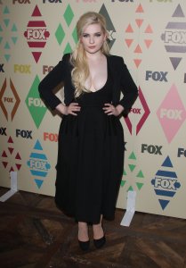 Abigail Breslin Cleavage 28.jpg