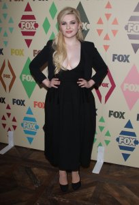 Abigail Breslin Cleavage 29.jpg