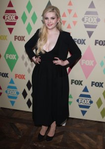 Abigail Breslin Cleavage 30.jpg