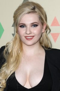 Abigail Breslin Cleavage 51.jpg