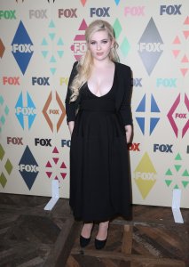 Abigail Breslin Cleavage 41.jpg