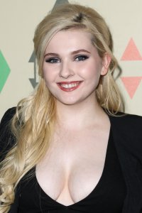Abigail Breslin Cleavage 53.jpg