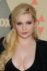Abigail Breslin Cleavage 63.jpg