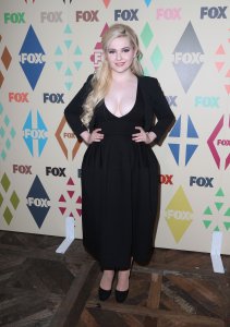 Abigail Breslin Cleavage 44.jpg