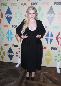 Abigail Breslin Cleavage 43.jpg