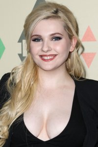 Abigail Breslin Cleavage 45.jpg