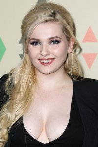 Abigail Breslin Cleavage 52.jpg
