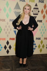 Abigail Breslin Cleavage 68.jpg