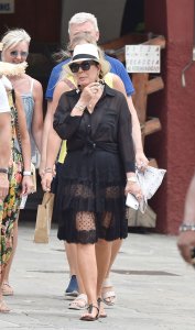 Kris Jenner Sexy TheFappeningBlog.com 17.jpg