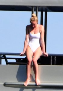 Sophie Turner Sexy TheFappeningBlog.com 21.jpg