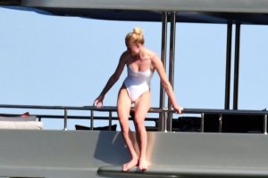 Sophie Turner Sexy TheFappeningBlog.com 22.jpg