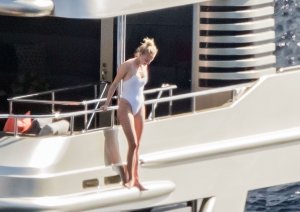 Sophie Turner Sexy TheFappeningBlog.com 35.jpg