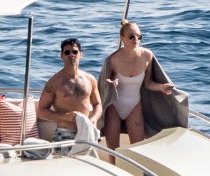 Sophie Turner Sexy TheFappeningBlog.com 40.jpg