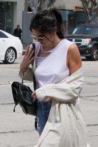 Kendall Jenner Braless 49.jpg