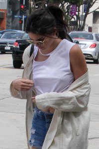 Kendall Jenner Braless 55.jpg