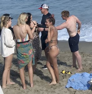 Gordan Ramsay and Bikini girl TheFappeningBlog.com 7.jpg