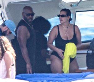 Ashley Graham Sexy TheFappeningBlog.com 5.jpg