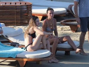 Gigi Hadid, Bella Hadid, Alana Hadid Sexy TheFappeningBlog.com 77.jpg