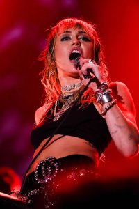 0706011445216_06_Miley-Cyrus-Sexy-TheFappeningBlog.com-7.jpg