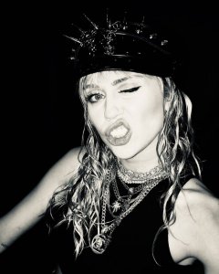 0706011445216_18_Miley-Cyrus-Sexy-TheFappeningBlog.com-19.jpg