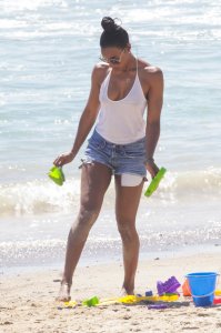 Kelly Rowland Braless 20.jpg