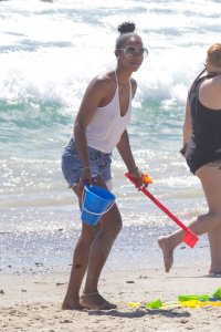 Kelly Rowland Braless 30.jpg