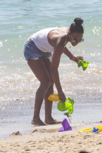 Kelly Rowland Braless 44.jpg