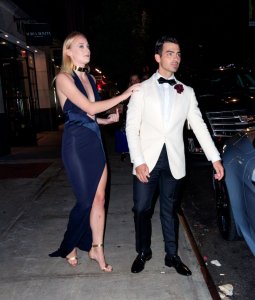 Sophie Turner Braless TheFappeningBlog.com 10.jpg