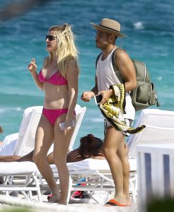 Ellie Goulding in a Bikini 2.jpg