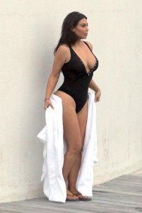 Kim Kardashian Sexy 3.jpg