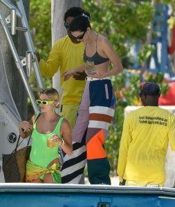 Hailey Bieber, Kendall Jenner, Justine Skye Sexy TheFappeningBlog.com 76.jpg