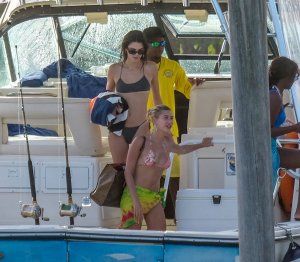 Hailey Bieber, Kendall Jenner, Justine Skye Sexy TheFappeningBlog.com 87.jpg