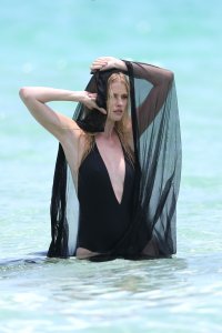 Lara Stone Sexy Topless 29.jpg