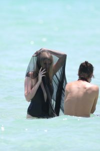 Lara Stone Sexy Topless 18.jpg