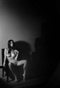 Emily Ratajkowski Nude 1.jpg