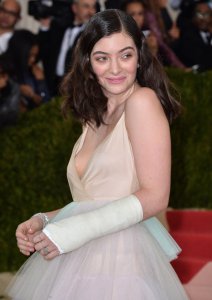Lorde Braless 1.jpg