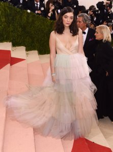 Lorde Braless 6.jpg